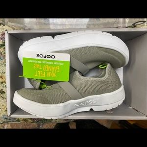 Oofos women’s  OOmg  Low Shoe  NIB Size 6  grey/taupe  (ret. 129.00)